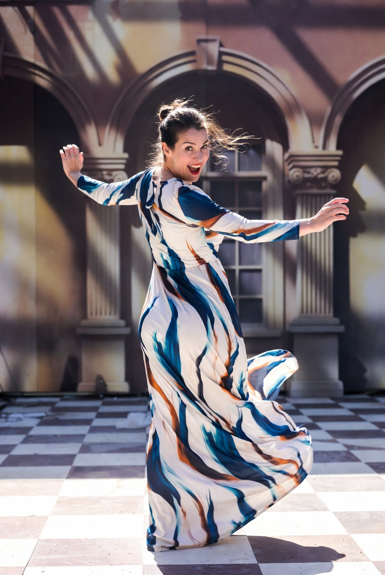 Identità che si ricostruisce donna che cammina e sorride - Foto realizzata con xAI