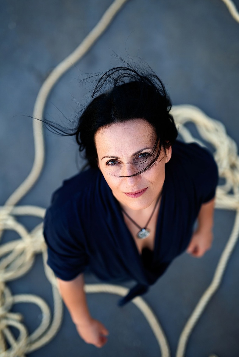 La Scelta — fase 1 del metodo SLEGATA - Dona che guarda in su con le corde slegate a terra - Foto realizzata con xAI