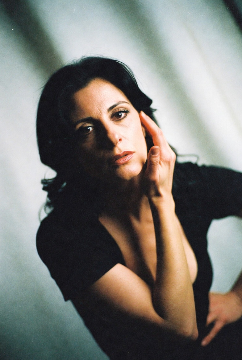 La Scoperta — fase 2 del metodo SLEGATA - Primo piano di una donna sulla quarantina che si accarezza - Foto realizzata con xAI