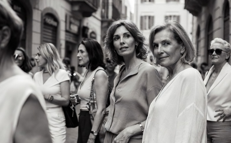 Immagine in bianco e nero di donne all'aperto