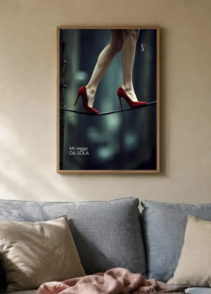 Polpacci di donna con scarpe col tacco rosse che cammina su un traliccio della luce a dire mi reggo