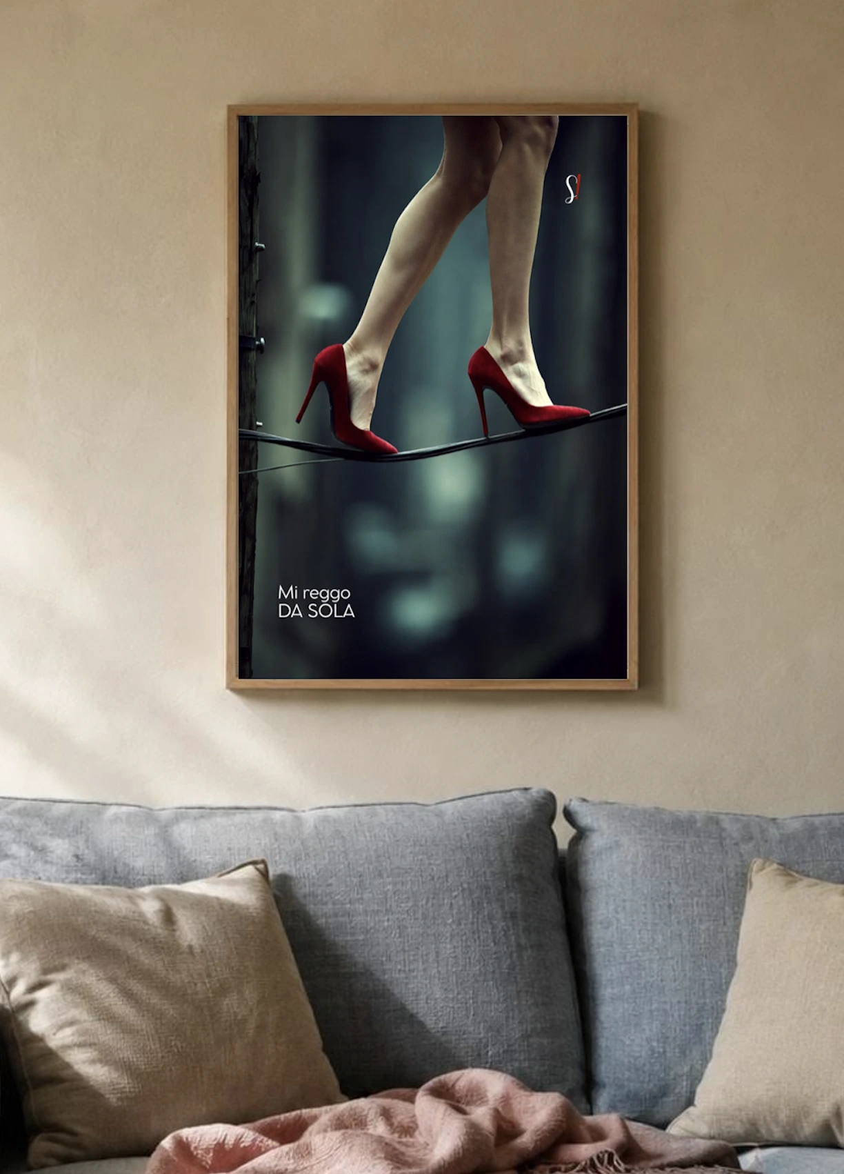Poster «Mi reggo da sola» 1 Polpacci di donna con scarpe col tacco rosse che cammina su un traliccio della luce a dire mi reggo