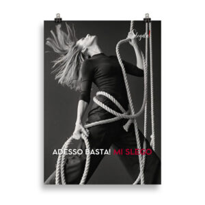 poster di una donna che tiene delle corde per slegarsi in segno di libertà