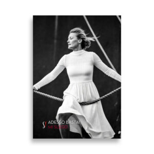 donna in abito bianco che cinge una corda