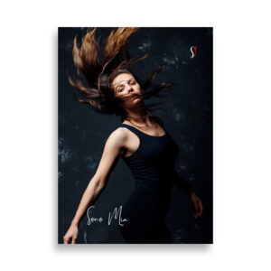 fotografia di donna con capelli al vento su sfondo nero