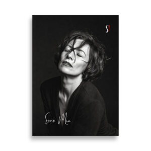 poster in bianco e nero con una donna che sta a occhi schiusi come per dire sono mia
