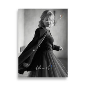 poster in bianco e nero di donna che balla