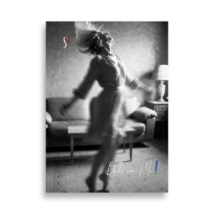 fotografia in bianco e nero di una donna che balla da sola