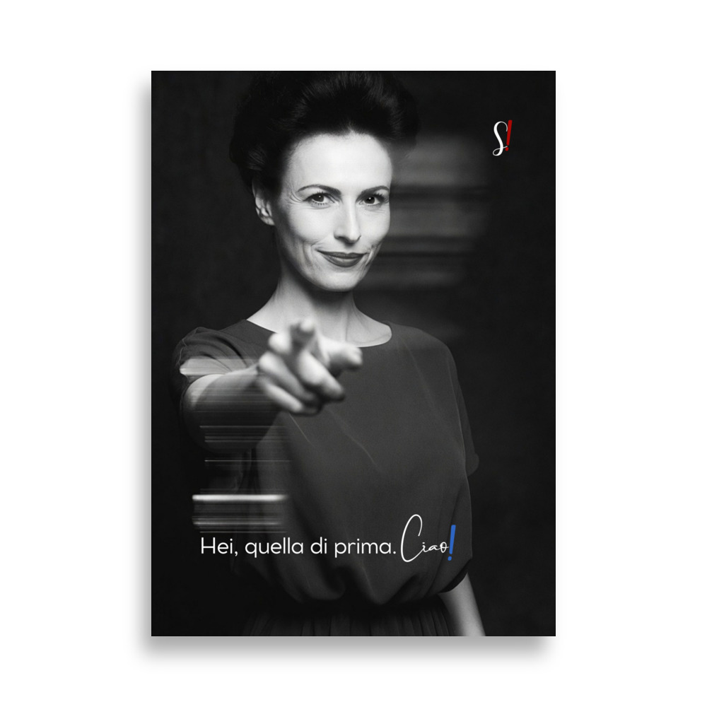 Poster "Hei quella di prima, ciao" (V2) - Ancore Slegata! 1 Donna in bianco e nero che indica con sorriso ammiccante