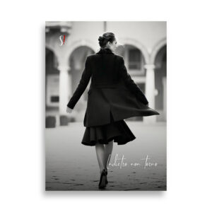 Poster in bianco e nero di donna ripresa di spalle nell'atto di camminare