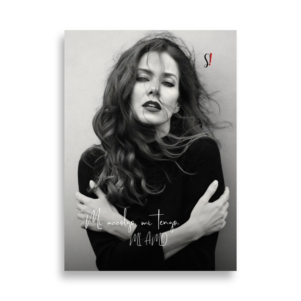 Poster "Mi accolgo. Mi tengo. Mi amo!" (V1) - Ancore Slegata! 1 poste rin bianco e nero di donna con capelli lunghi che si abbraccia