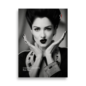 donna che fa una smorfia e si tiene il mento con le mani