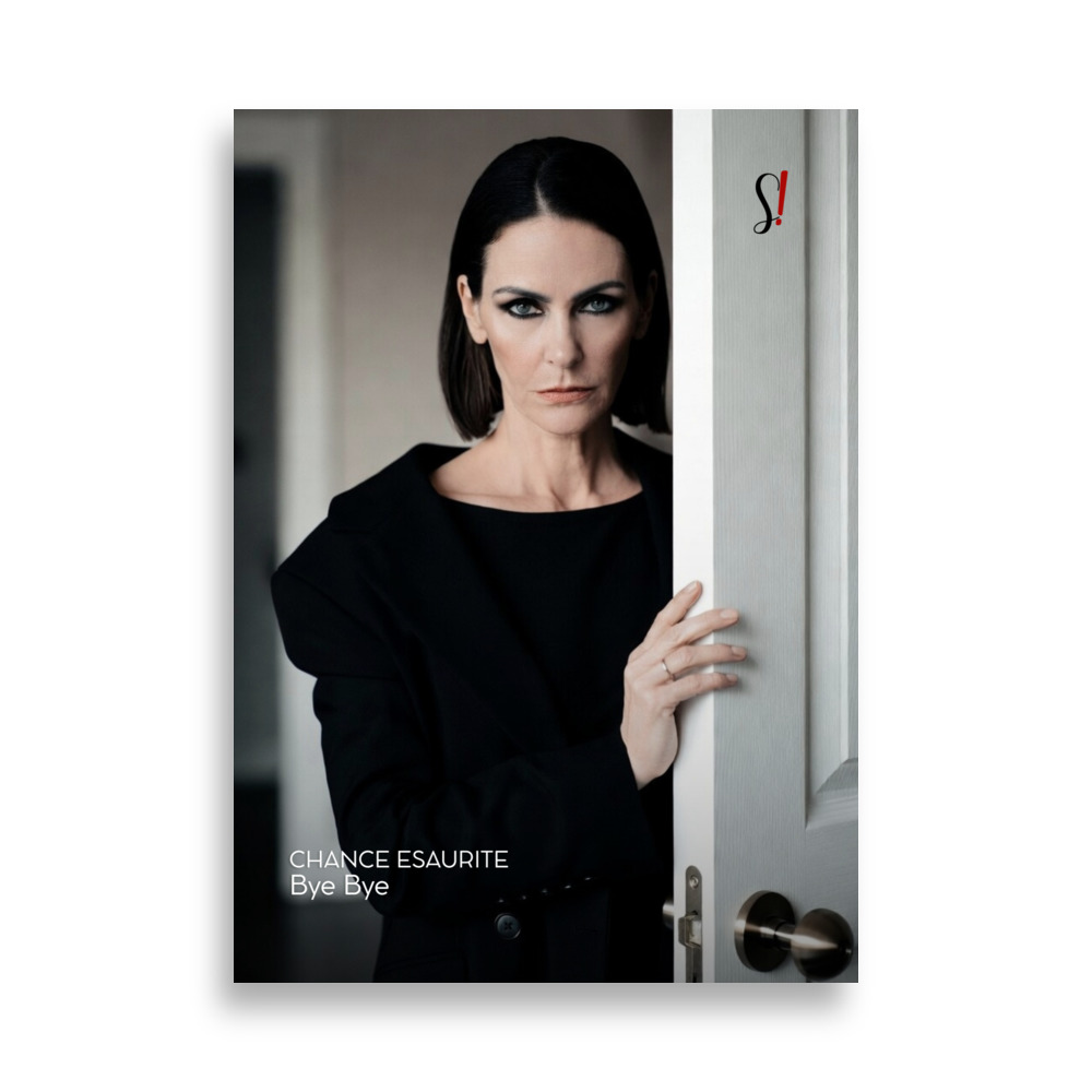 Poster “Chance esaurite. Bye bye. “(V1) - Ancore Slegata! 1 donna seria che guarda attraverso una porta semi aperta