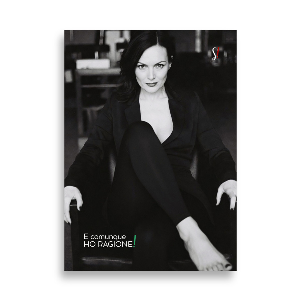 Poster “E comunque ho ragione “ (V4) - Ancore Slegata! 1 dona seduta comoda con sguardo sicuro