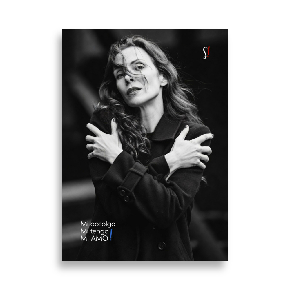 Poster "Mi accolgo. Mi tengo. Mi amo!" (V2) - Ancore Slegata! 1 donna con i capelli lunghi al vento che si abbraccia