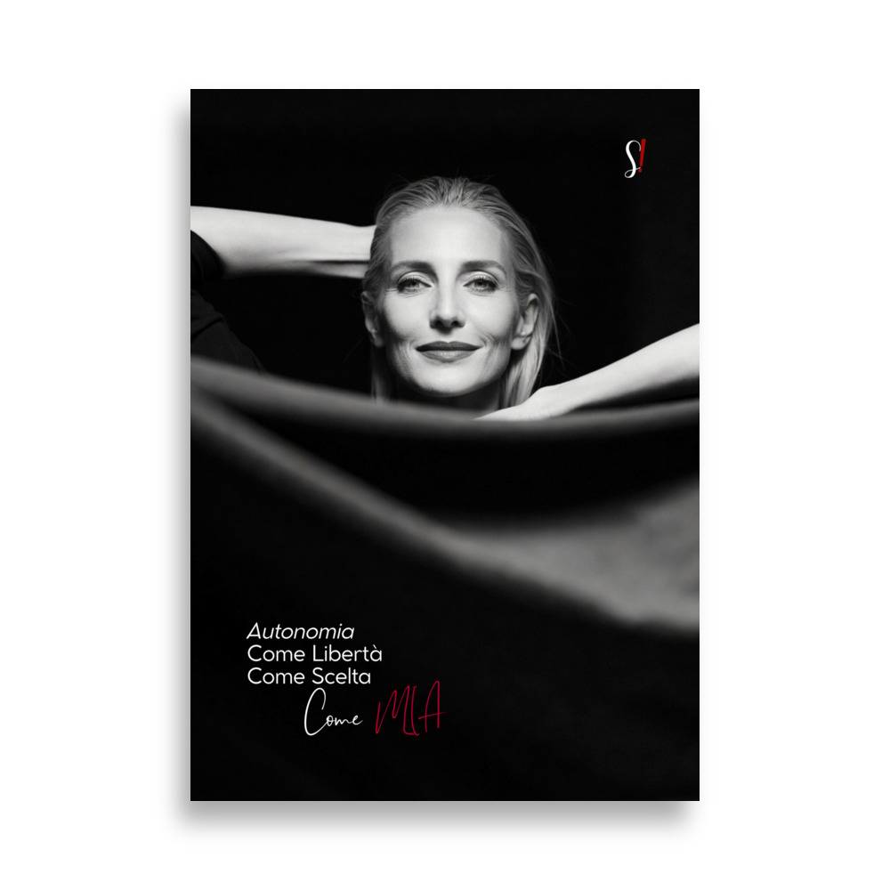 Poster “Autonomia come libertà, come scelta, come mia.” V5 (Primo piano con sorriso) - Ancore Slegata! 1 volto di donna serena il cui corpo è coperto da un telo, la donna sorride padrona del suo destino