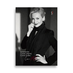 Poster con ritratto fiero in bianco e nero di donna matura elegante con mano sul volto e l'altra sul fianco