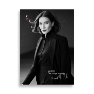 poster di donna vestita di nero con giacca maschile che guarda l'obiettivo mentre cammina