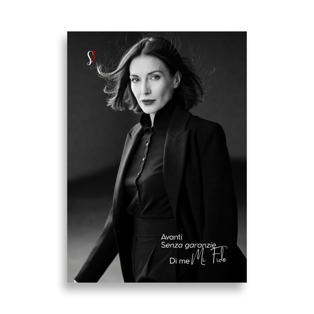 Poster “Avanti senza garanzie. Di me mi fido.” (V1) - Ancore Slegata! 1 poster di donna vestita di nero con giacca maschile che guarda l'obiettivo mentre cammina