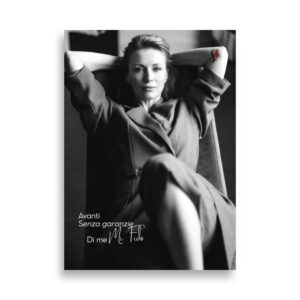 Poster in bianco e nero di donna matura seduta comodamente