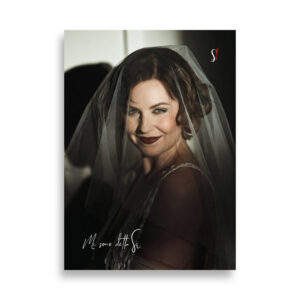 Poster a colori di sposa body positive che guarda l'obiettivo sorridendo