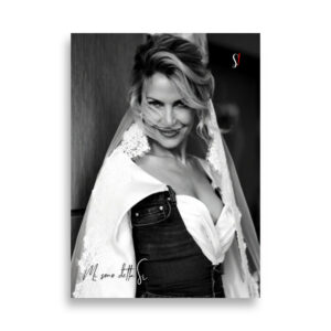 poster in bianco e nero di donna che sorride davanti all'obiettivo con un vestito di jeans e con un velo da sposa