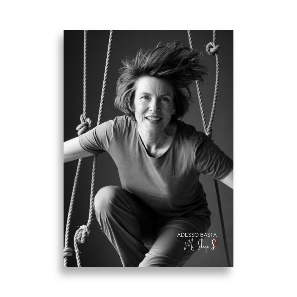 poster di donna matura che salta su corde con un un sorriso radioso, i capelli corti mossi dall'aria