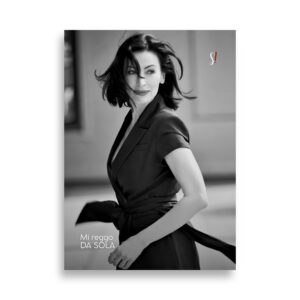 donna che cammina con sguardo indietro segno di sicurezza