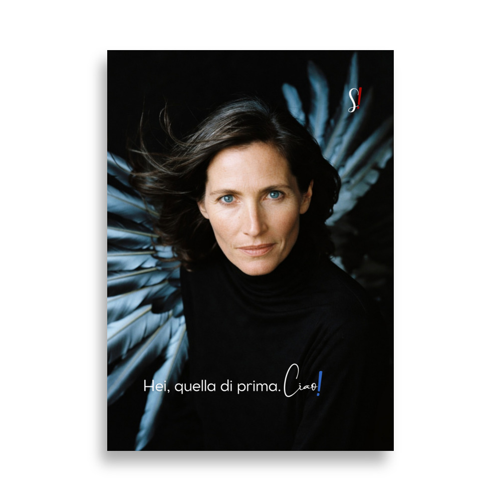 Poster “Hei quella di prima, ciao” (V6) – Ancore Slegata! 1 Donna con ali e sguardo intenso in primo piano e ali di piume.