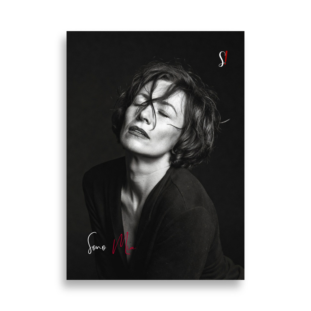 Poster "Sono Mia" V5 ( Ritratto in Bianco e Nero) - Ancore Slegata! 1 ritratto in bianco e nero con una donna che sta a occhi schiusi come per dire sono mia
