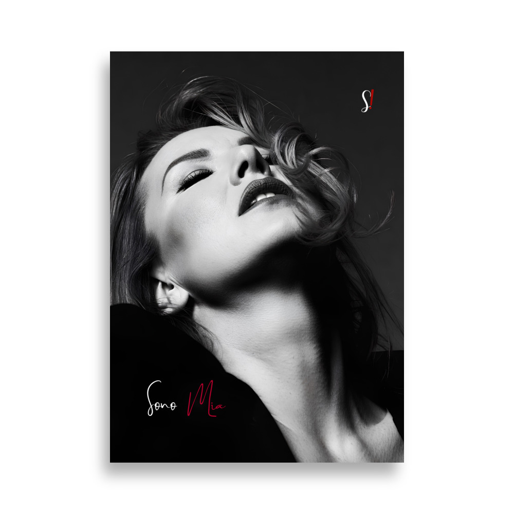 Poster "Sono Mia" V4 (Primo Piano in Bianco e Nero) - Ancore Slegata! 1 Ritratto in bianco e nero primo piano donna elegante.