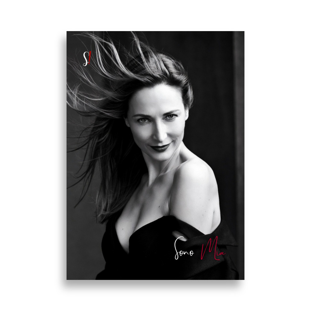 Poster "Sono Mia" V1 (Inquadratura intima in Bianco e Nero) - Ancore Slegata! 1 donna che guarda obiettivo, capelli al vento, decisa e convinta di se stessa