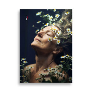 Donna matura con fiori, espressione serena.