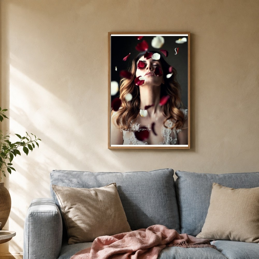 Poster «Io merito Serenità» 2 Poster «Io merito Serenità» di Slegata! incorniciato alla parete di un salotto con divano