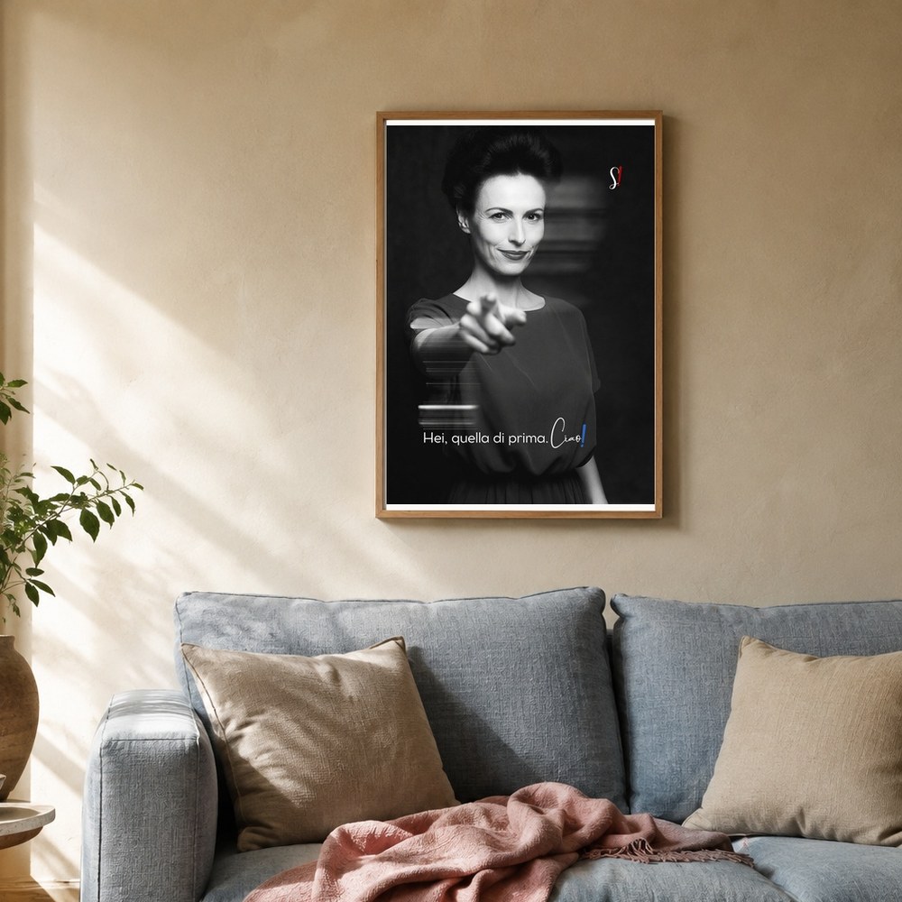 Poster «Hei, quella di prima. Ciao» 2 Poster «Hei, quella di prima. Ciao» di Slegata! incorniciato alla parete di un salotto con divano