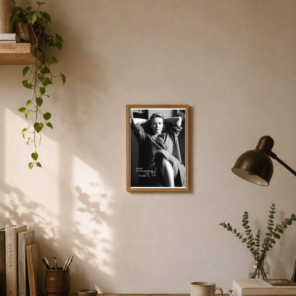 Poster «Avanti senza garanzie. Di me mi fido» 2 Poster «Avanti senza garanzie. Di me mi fido» di Slegata! incorniciato alla parete di un angolo scrivania