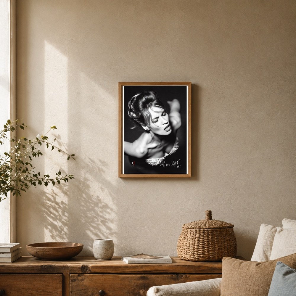 Poster «Mi sono detta sì» 2 Poster «Mi sono detta sì» di Slegata! incorniciato alla parete di un soggiorno