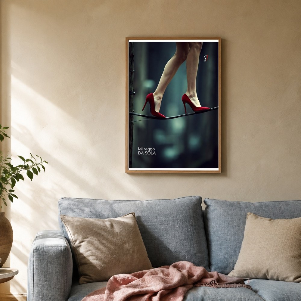 Poster «Mi reggo da sola» 2 Poster «Mi reggo da sola» di Slegata! incorniciato alla parete di un salotto con divano
