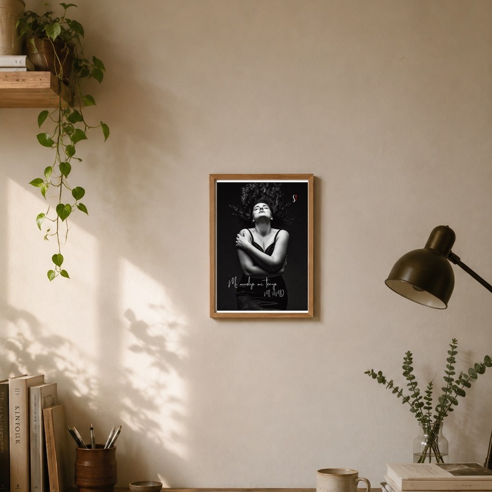 Poster «Mi accolgo. Mi tengo. Mi amo» 2 Poster «Mi accolgo. Mi tengo. Mi amo» di Slegata! incorniciato alla parete di un angolo scrivania