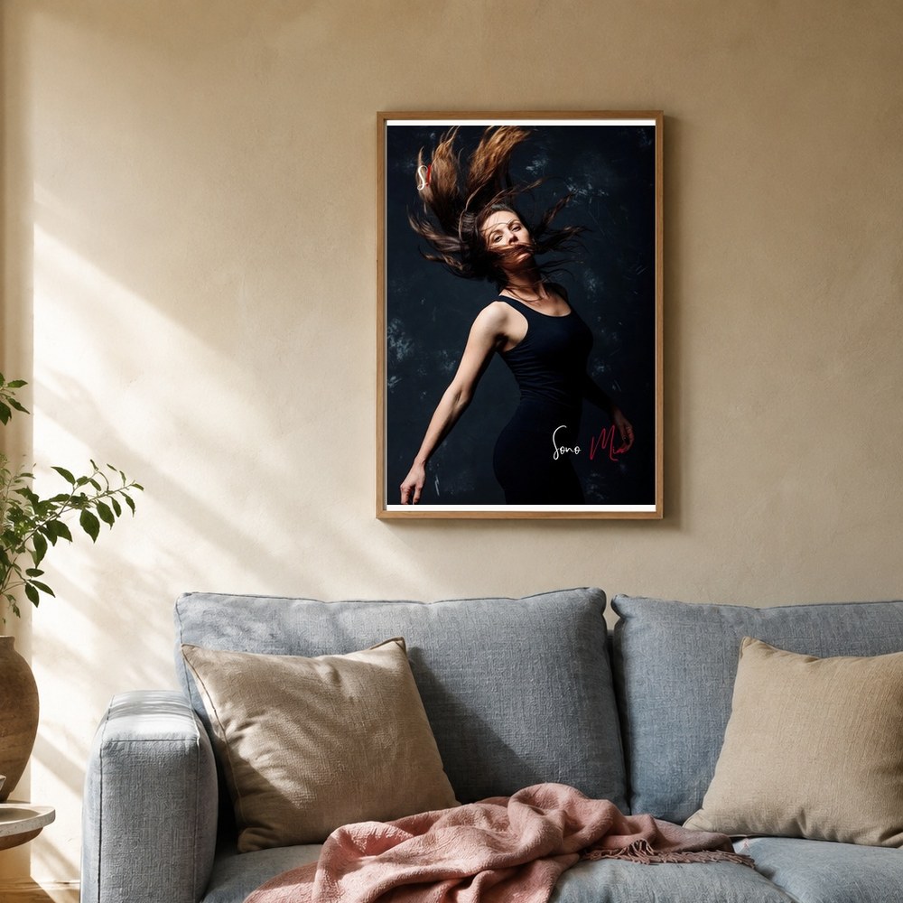 Poster «Sono mia» 2 Poster «Sono mia» di Slegata! incorniciato alla parete di un salotto con divano
