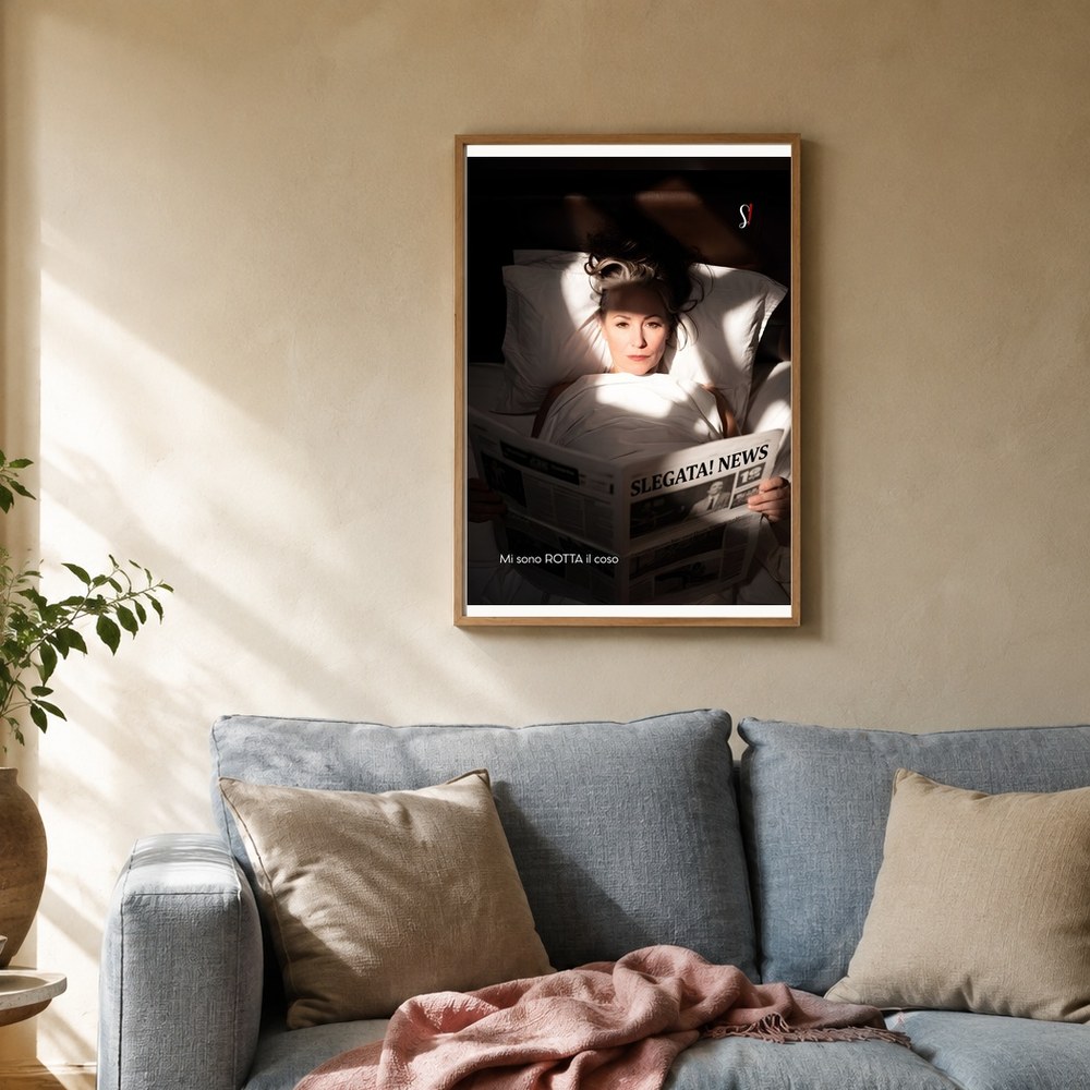 Poster «Mi sono rotta il coso» 2 Poster «Mi sono rotta il coso» di Slegata! incorniciato alla parete di un salotto con divano