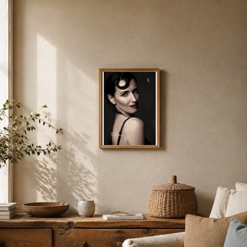 Poster «Prima io. Dopo pure» 2 Poster «Prima io. Dopo pure» di Slegata! incorniciato alla parete di un soggiorno