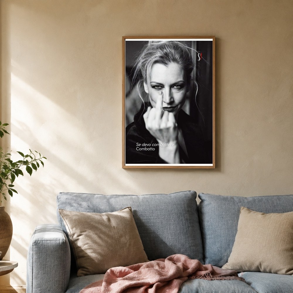 Poster «Se devo combattere combatto» 2 Poster «Se devo combattere combatto» di Slegata! incorniciato alla parete di un salotto con divano
