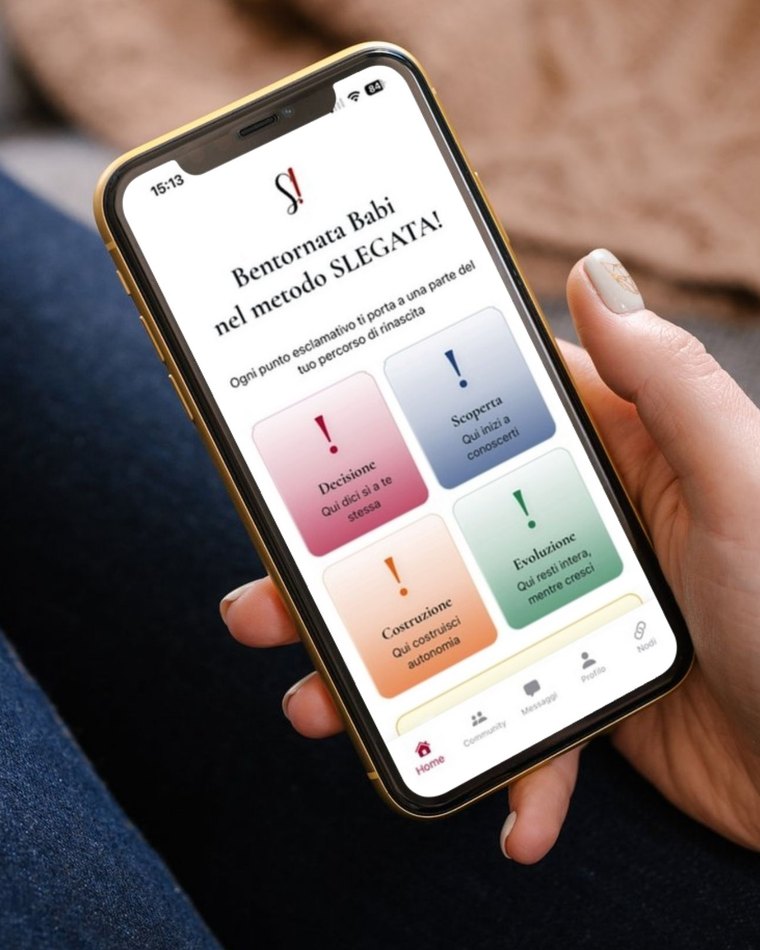 L'app Slegata! aperta sulle quattro fasi del metodo, tenuta in mano