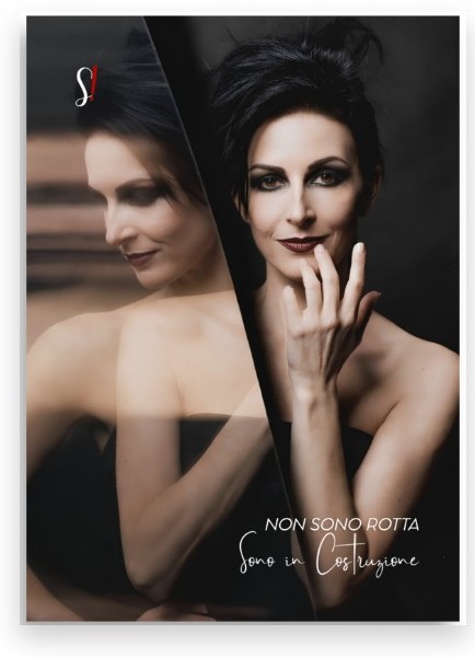 Poster Slegata! con la frase «Non sono rotta. Sono in costruzione»