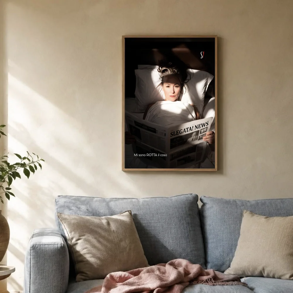 Poster «Mi sono rotta il coso» 2 Poster «Mi sono rotta il coso» di Slegata! incorniciato alla parete di una stanza