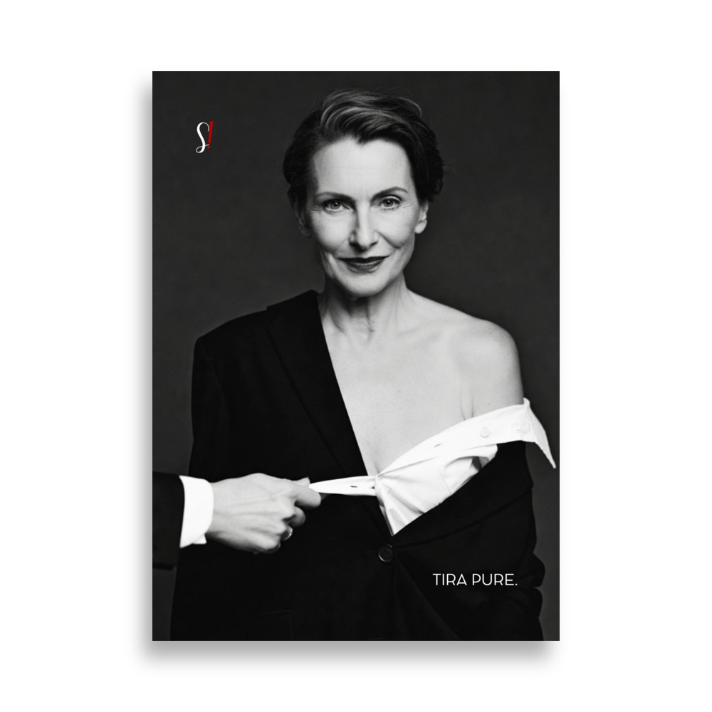 Donna con i capelli corti e grigi a cui una mano tira la camicia bianca, poster «Tira pure.» di Slegata!