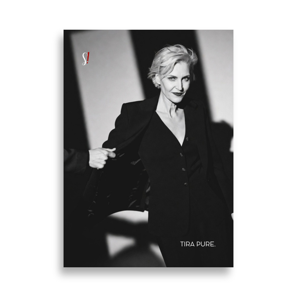 Poster «Tira pure.» · V2 — Luce di finestra 1 Donna dai capelli platino con giacca scura tirata da una mano, in una luce di finestra, poster «Tira pure.» di Slegata!