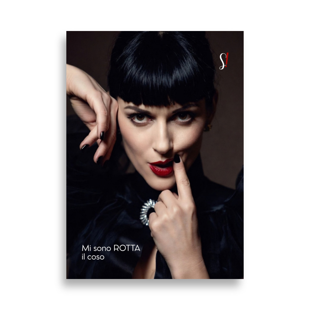 Poster «Mi sono rotta il coso» · V3 — Dito sulle labbra 1 Donna con frangia nera e rossetto rosso con un dito sulle labbra, poster «Mi sono rotta il coso» di Slegata!
