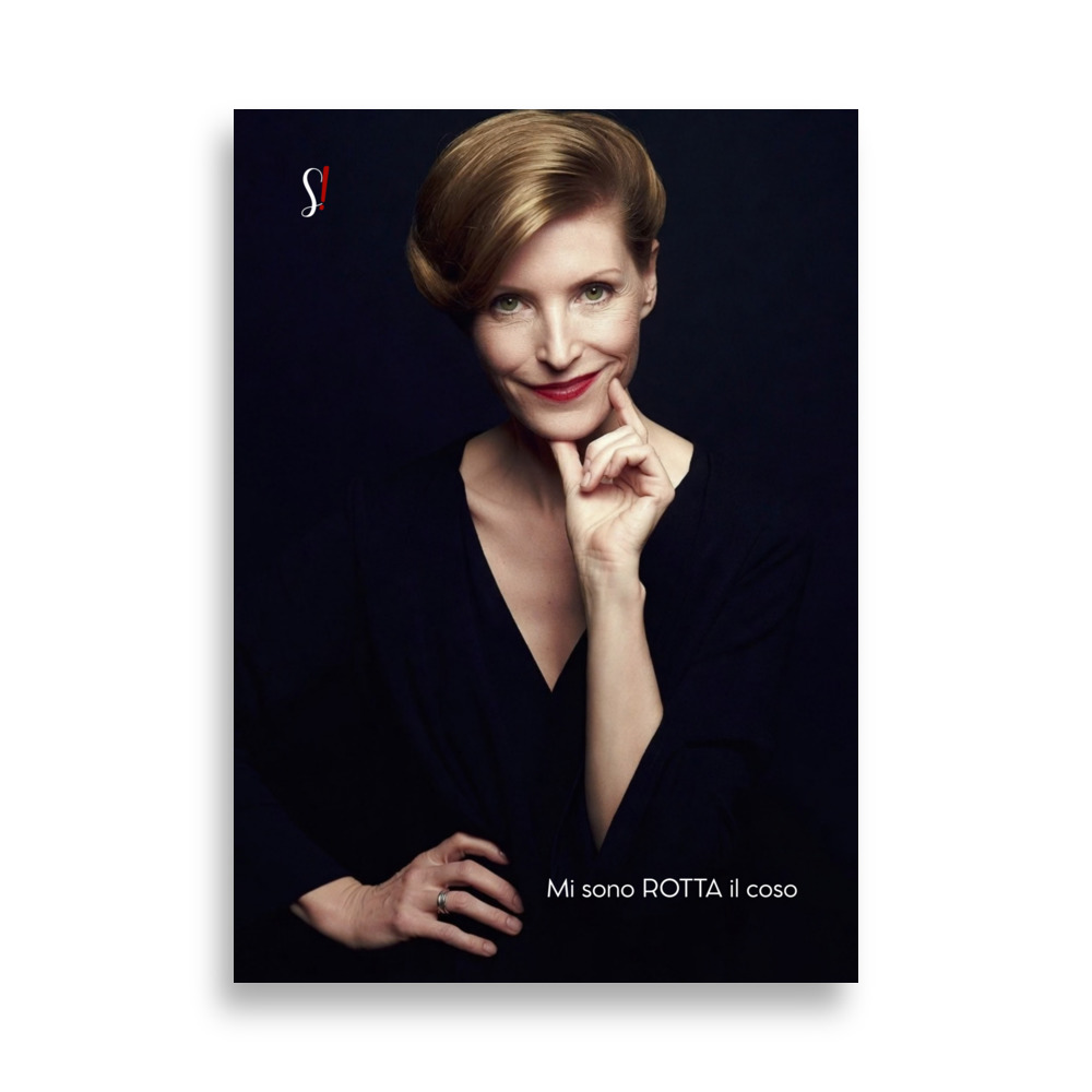 Poster «Mi sono rotta il coso» · V4 — Sorriso a colori 1 Donna dai capelli ramati con il dito sotto il mento e un sorriso aperto, poster «Mi sono rotta il coso» di Slegata!